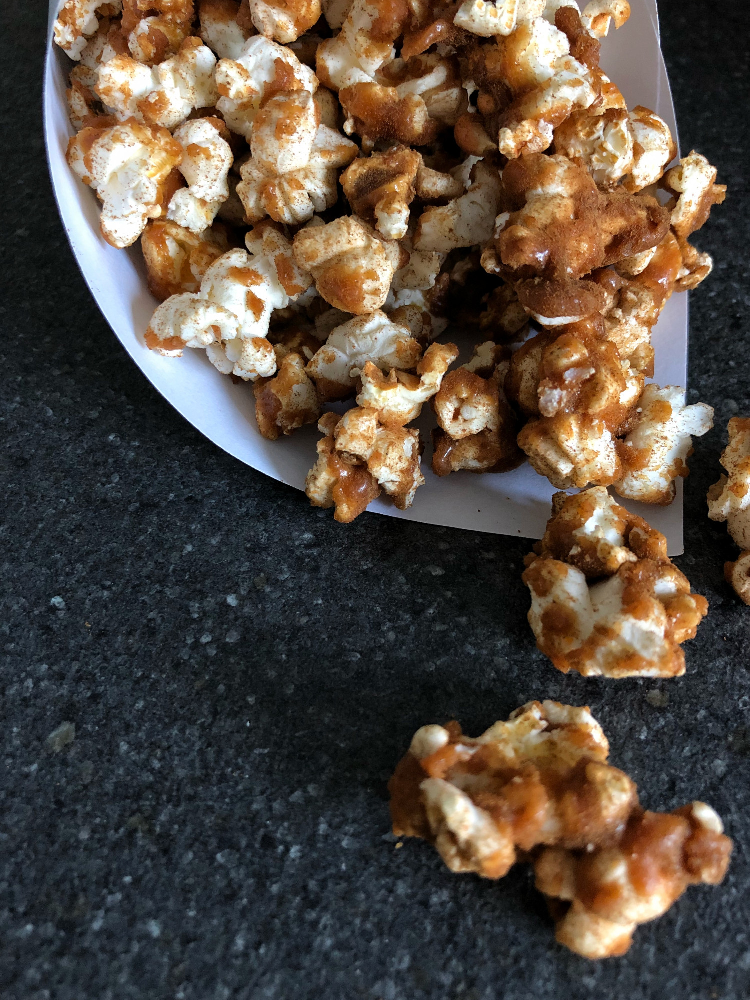 Popcorn med saltkaramel og lakrids
